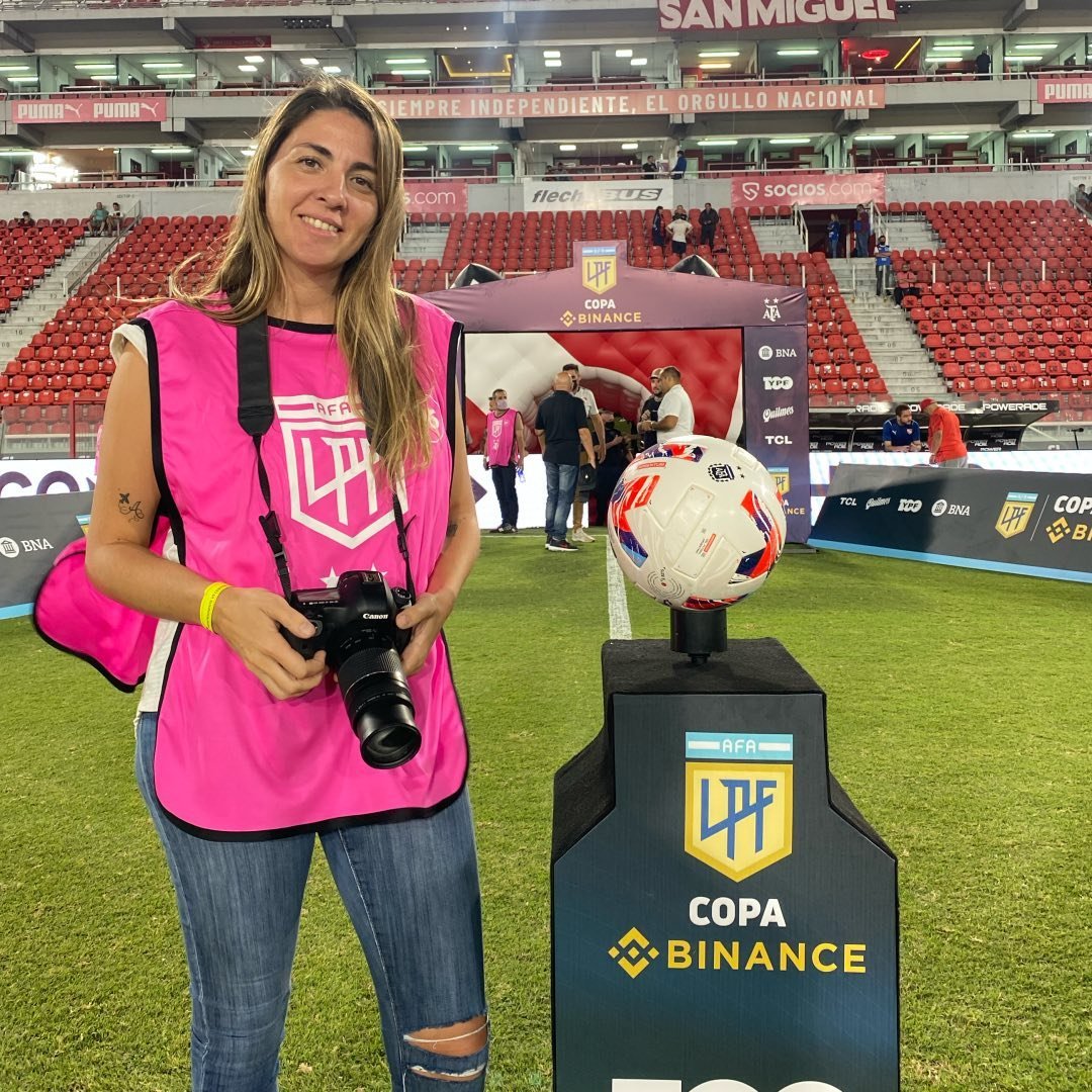 Ana Casarotto con su cámara en un estadio