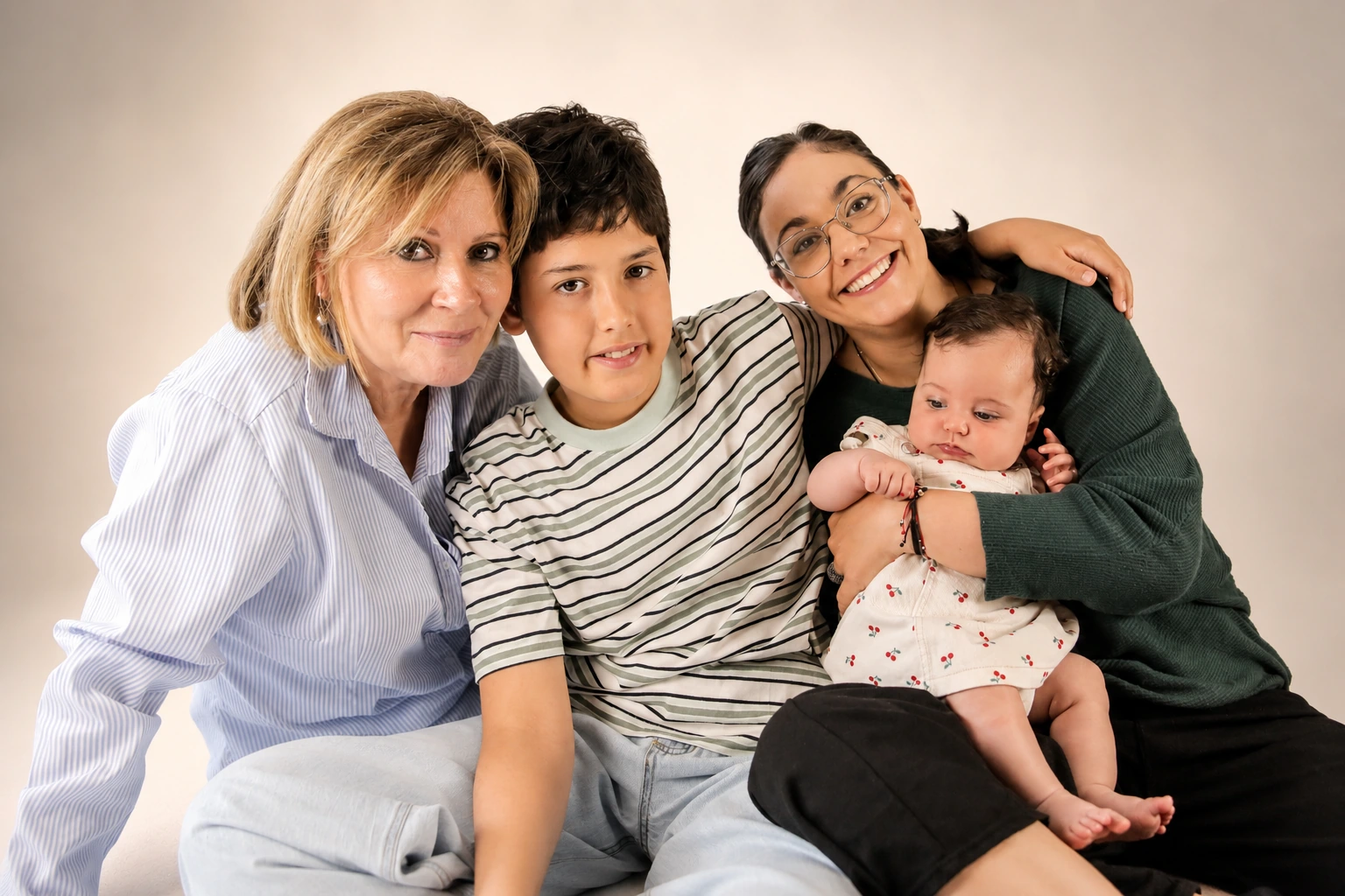 Retrato de cuatro personas abrazadas en estudio