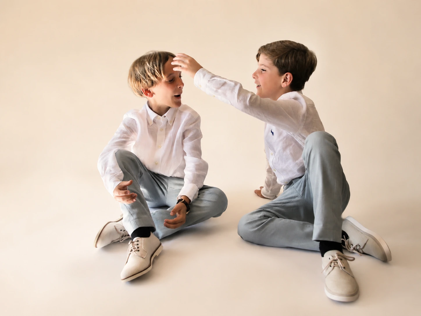 Dos niños compartiendo un gesto espontáneo en estudio