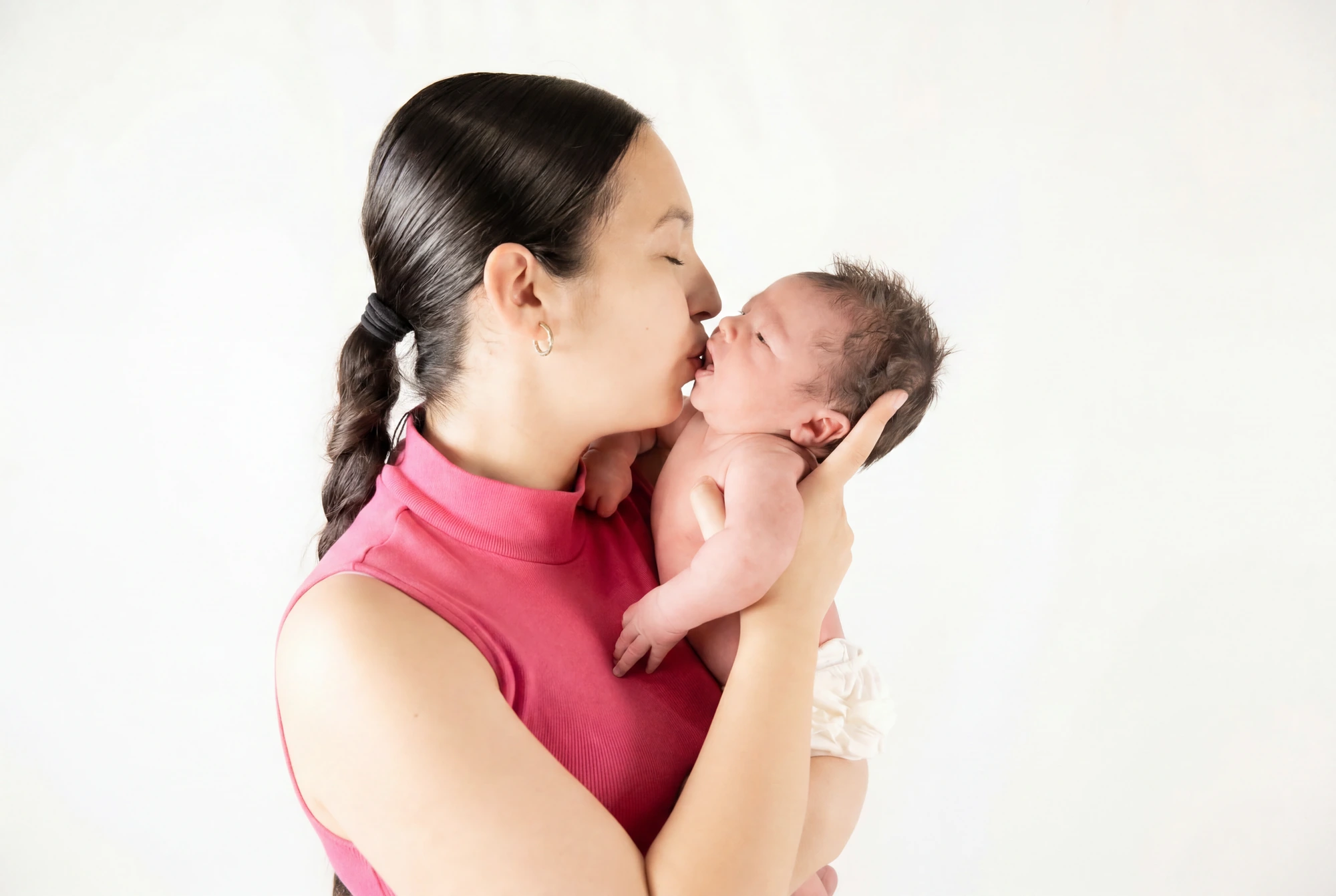 Una madre besando a su bebé