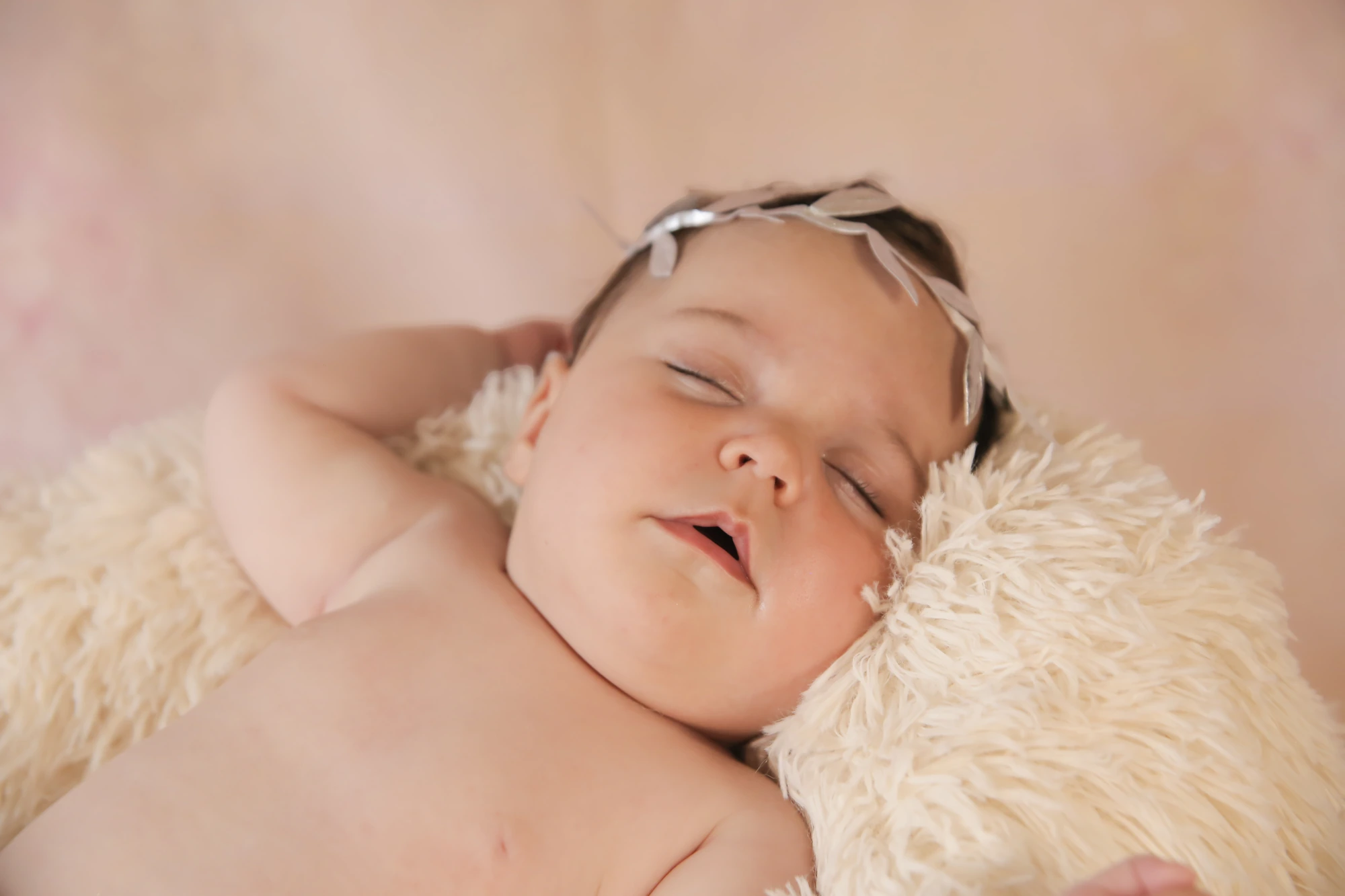 Bebé dormido sobre una manta clara